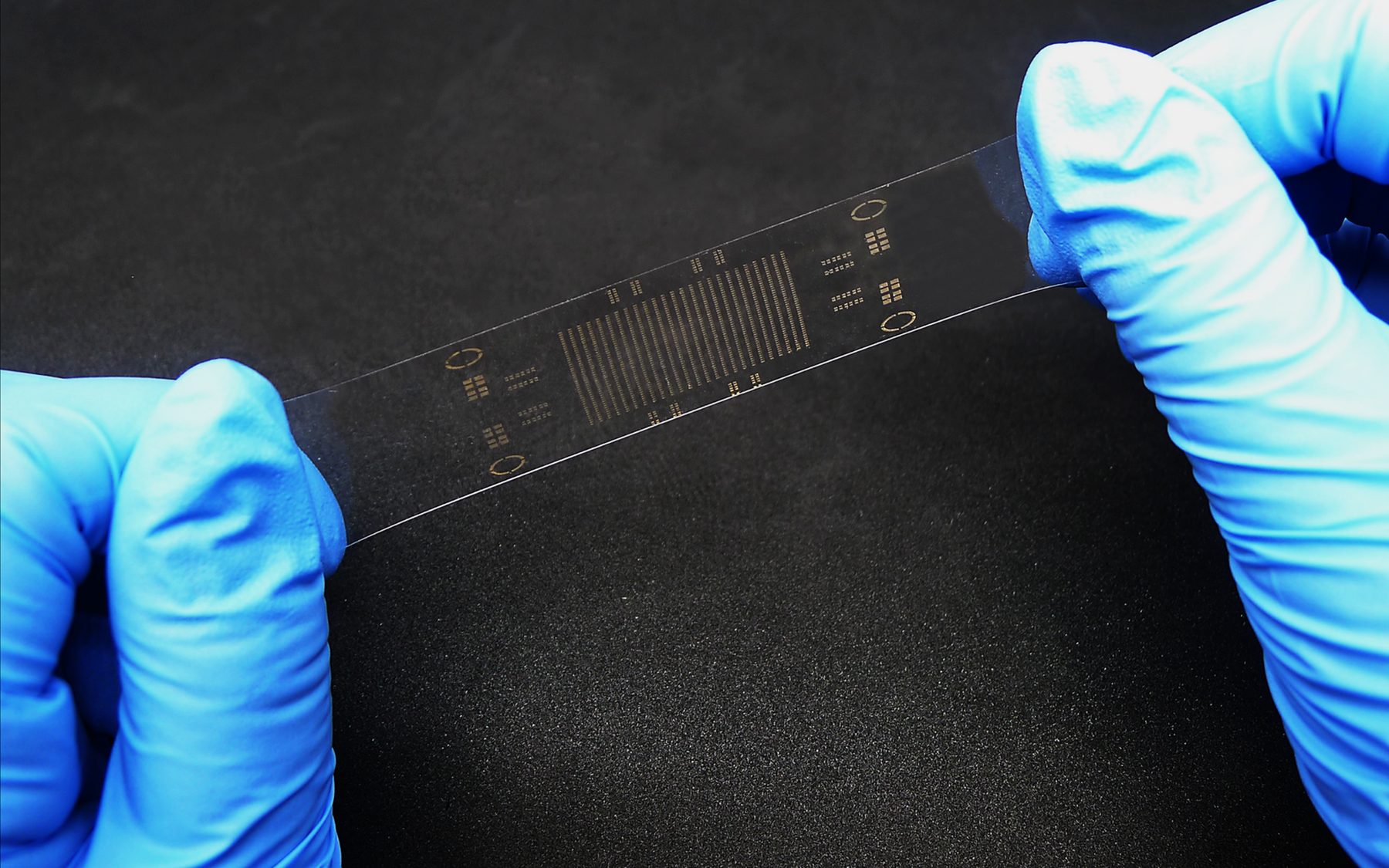 Intrinsically stretchable electronic device with micro-patterned circuits